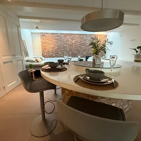 Elegant Canal-side In Heart Of Apartament