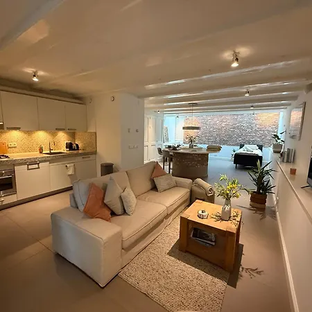 Elegant Canal-side In Heart Of Amsterdam